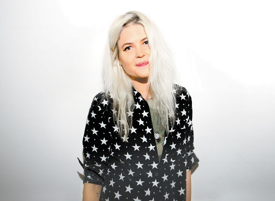 “¡Qué difícil es tener una conversación aquí!”, le digo a Alison Mosshart.