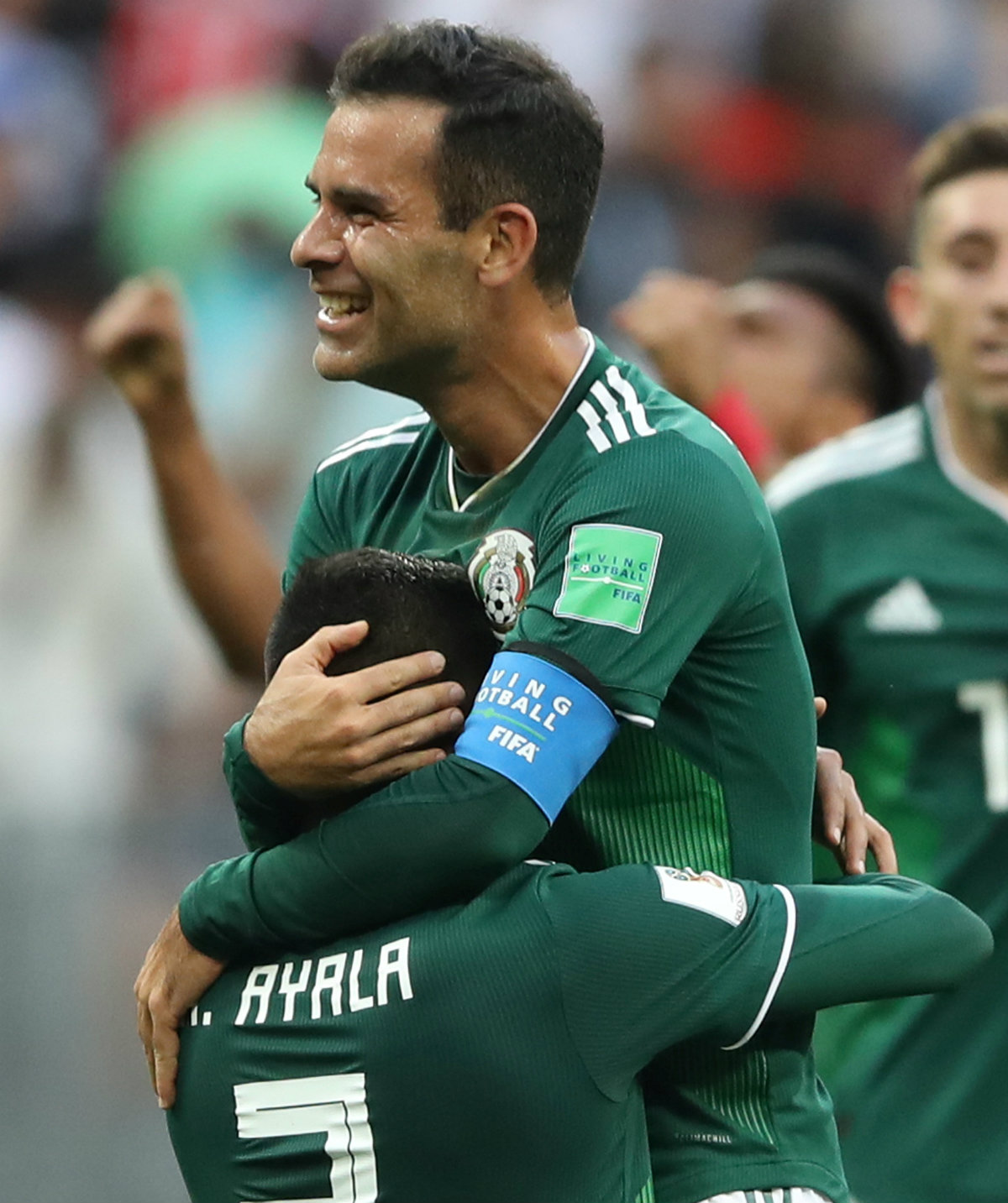 Rafael Márquez festeja con Hugo Ayala victoria de México sobre Alemania (Reuters)