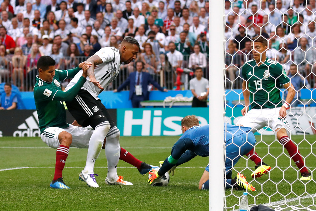 Tras una serie de rebotes, México no logra concretar el gol (Reuters)