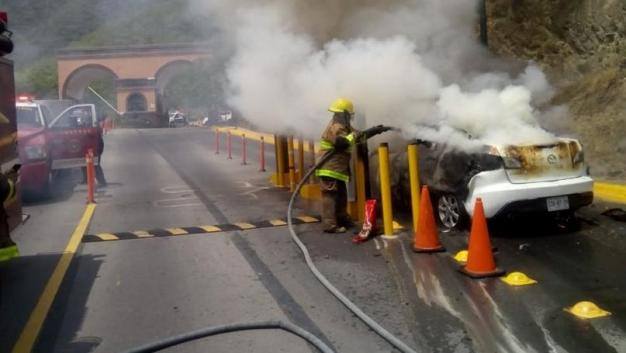 El vehículo se incendió tras chocar en la carretera Nacional, en la colonia Estanzuela. (Foto: Especial)