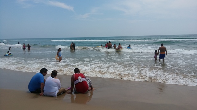 Visitantes a playa Miramar (Eugenia Gómez)