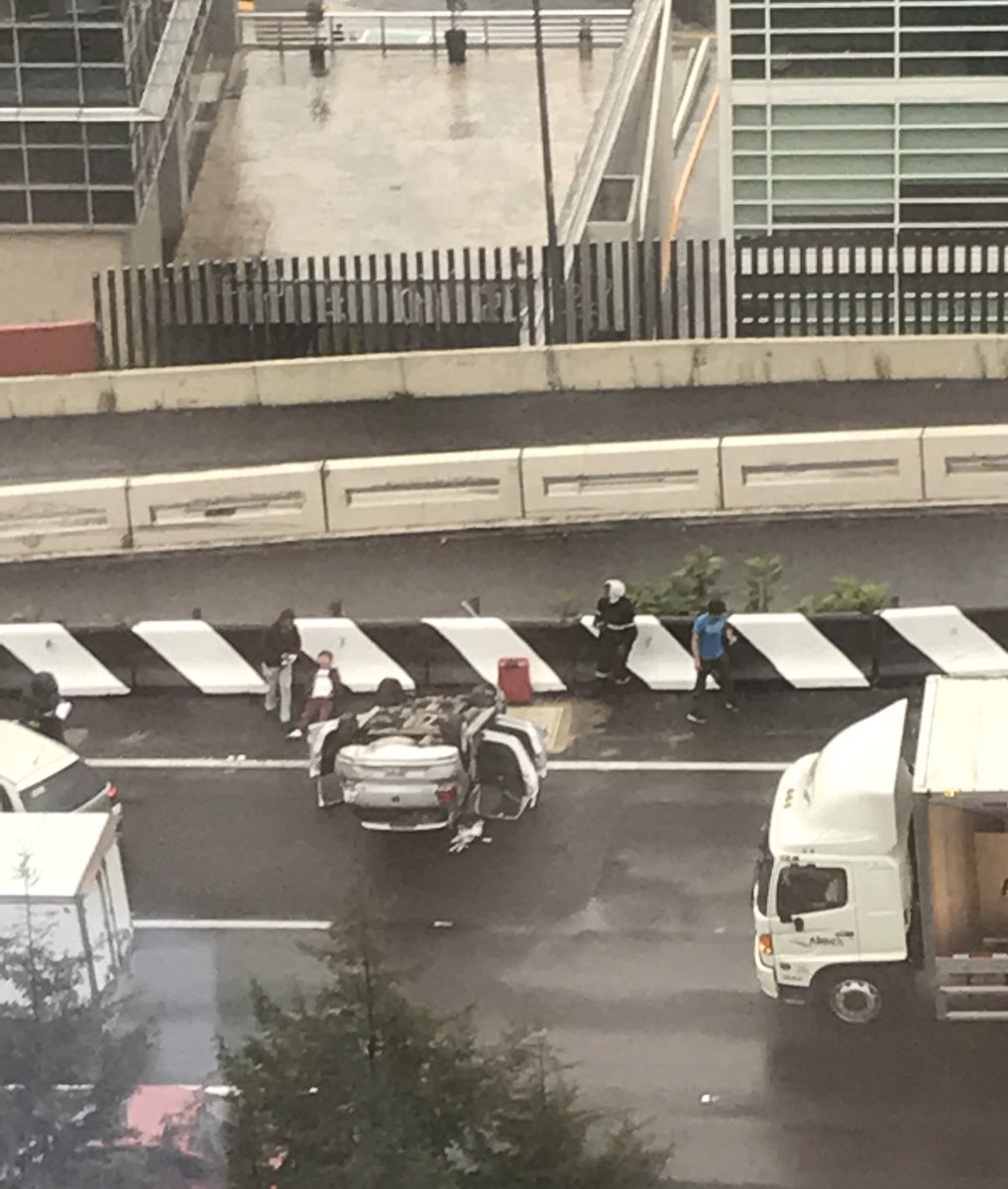 El auto volcó a la altura del centro comercial de Santa Fe. (Twitter: @YeyeLaCuatro)