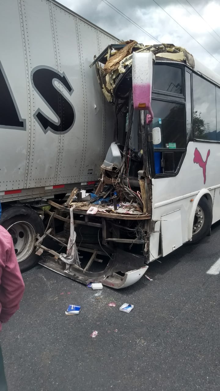 El autobús de la empresa Don Beny Tours  con placas de circulación 916 RP1 se quedó aparentemente sin frenos.