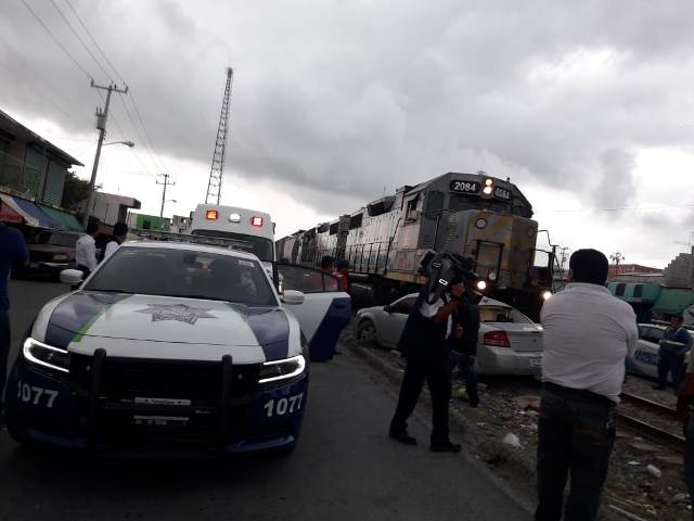 Automóvil es embestido por el tren.  (Cortesía)