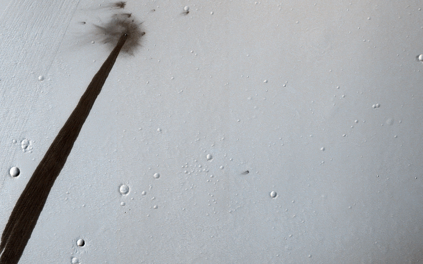 La avalancha causada por el impacto tiene un kilómetro de longitud. (NASA/JPL-Caltech/Univ. of Arizona)