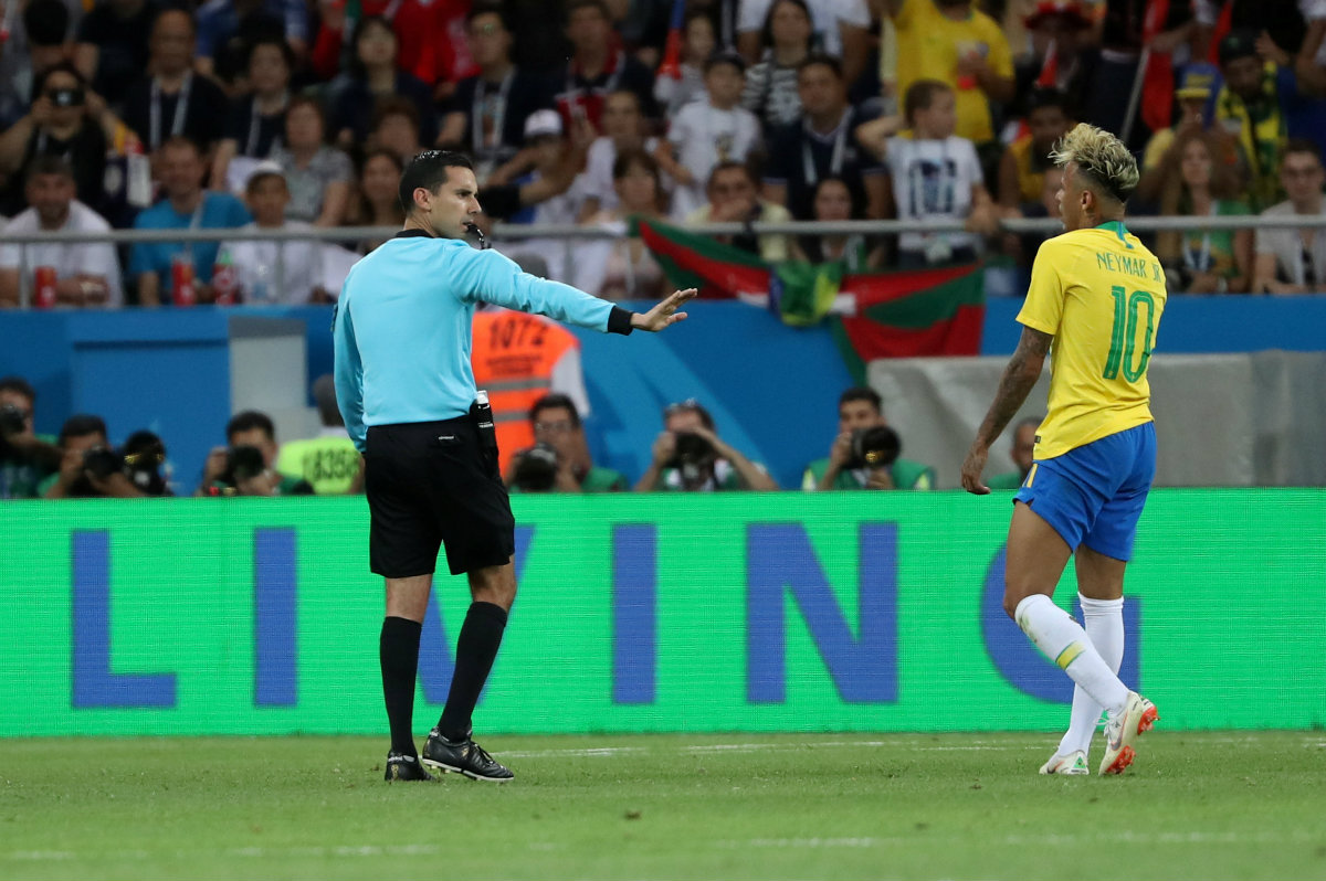 César Ramos y Neymar durante el partido de Brasil vs Suiza (Reuters)