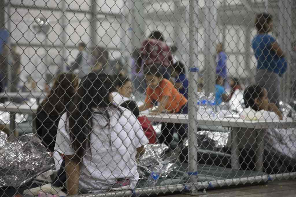 El domingo, un grupo de congresistas, senadores y reporteros visitaron la Úrsula, un centro de detención de indocumentados ubicado en Texas. AFP
