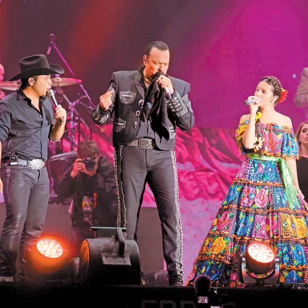 El cantante apareció en el escenario junto a sus hijos.