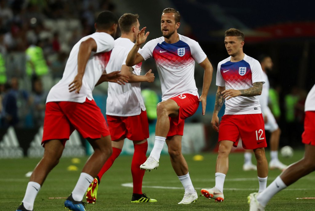 Jugadores de Inglaterra calentando previo al cotejo ante Túnez (Reuters)