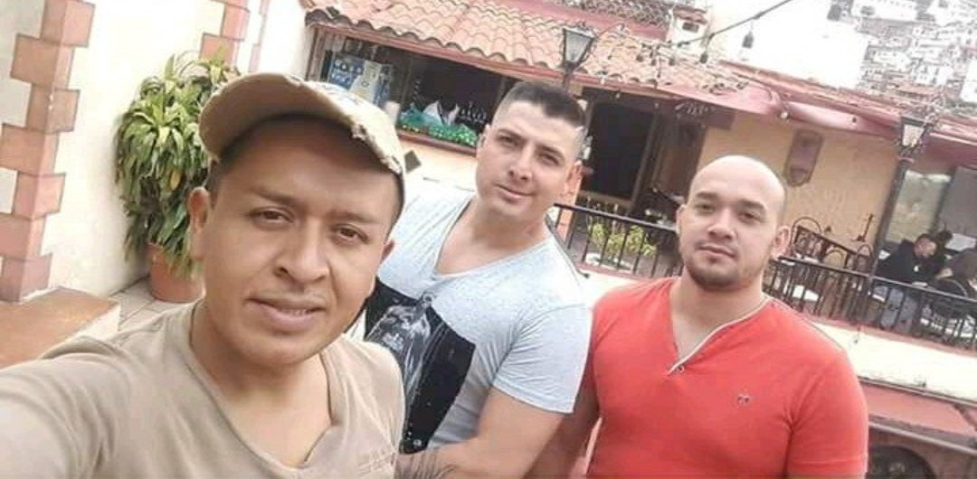 Las tres víctimas presentaban un impacto de bala en la cabeza.