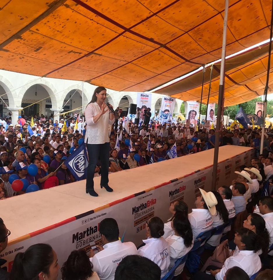 Martha Erika Alonso, candidata de "Por Puebla al Frente", durante su visita a Acatlán de Osorio. (Elvia García)