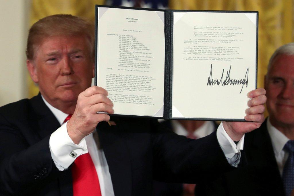 Trump también mencionó planes de fijar una nueva política para reducir la congestión de satélites en el espacio. Reuters
