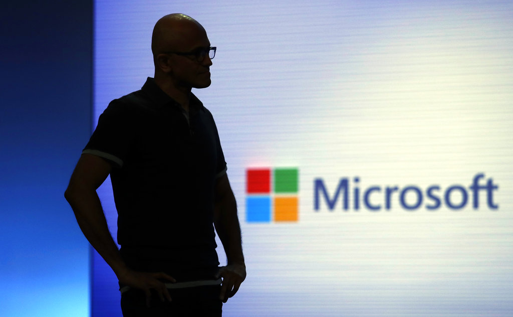 Critican a Microsoft en redes sociales por su papel en política migratoria. (AP)