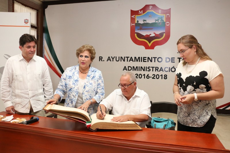 El embajador de Panamá firmó el libro de visitantes distinguidos. (Yazmín Sánchez)