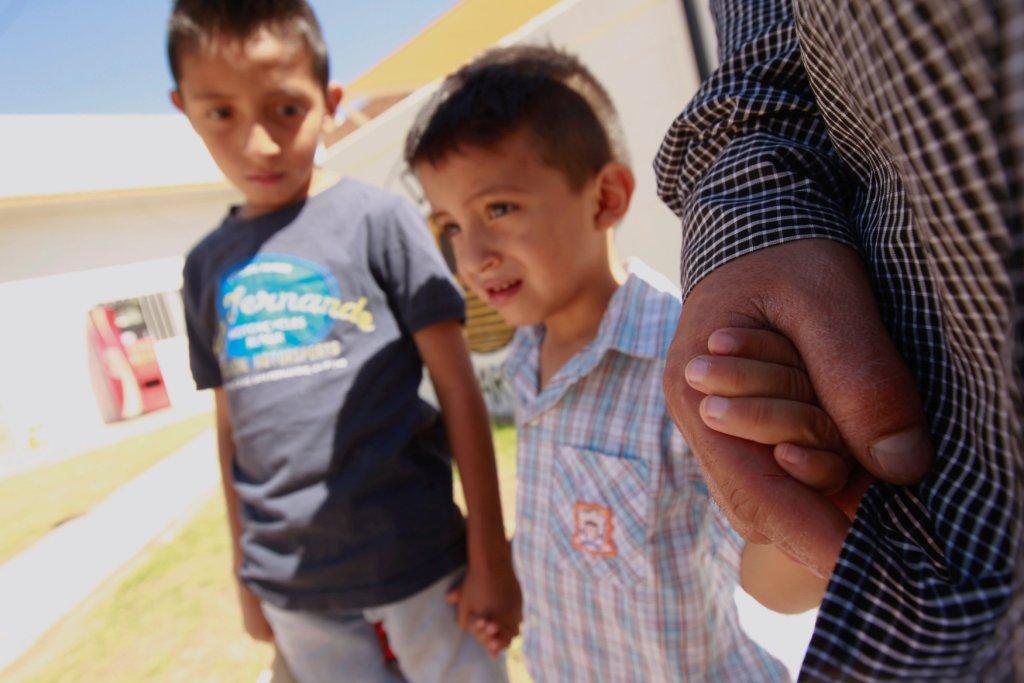 Epigmenio Centeno, migrante salvadoreño posa junto a sus hijo afuera de la Casa del Migrante en Ciudad Juárez/Reuters