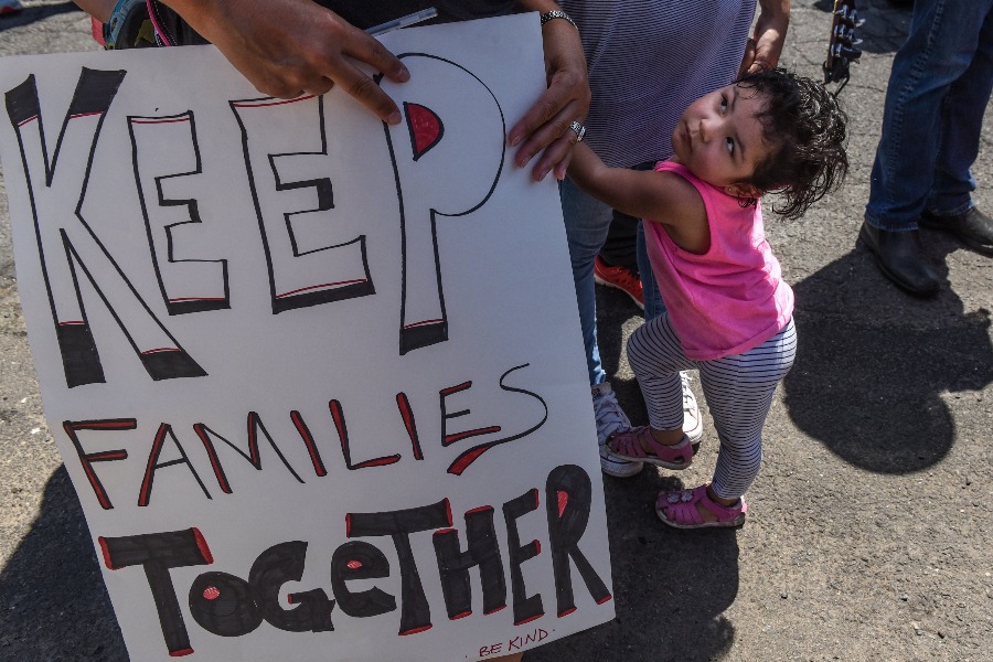 Fiscales de 21 estados de EU exigen a Trump frenar la separación de familias migrantes. (Reuters)