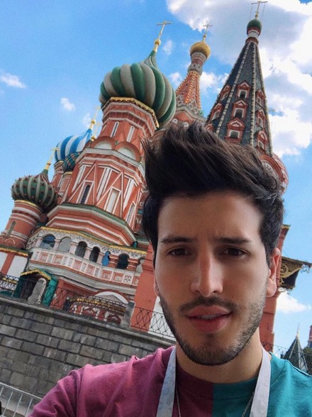 Sebastián Yatra comparte en sus redes sociales cómo se divierte en Rusia 2018.