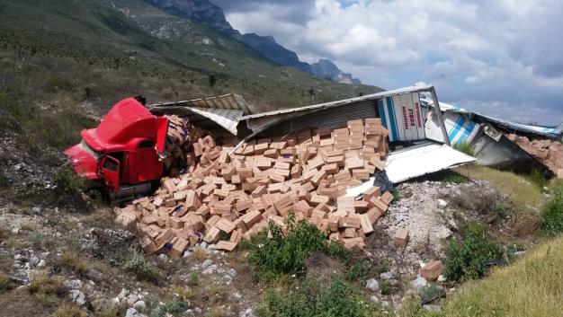 El tráiler se impactó contra el talud de una cañada a un lado de la autopista. (Foto: Especial)