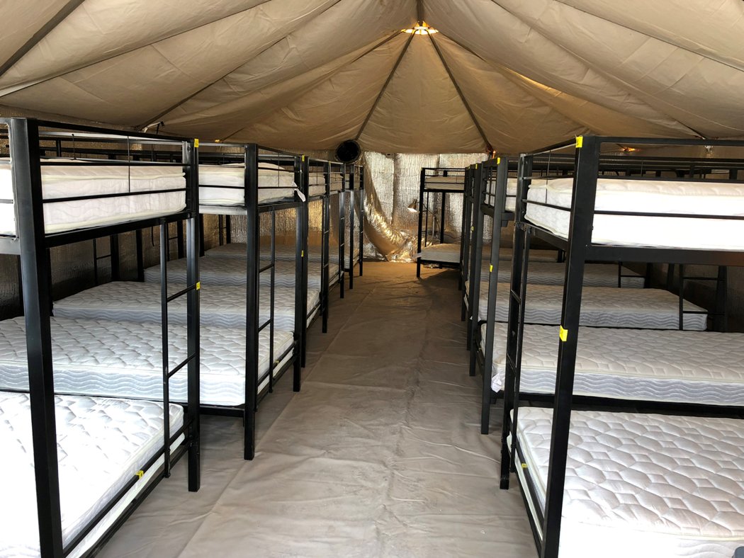 Los niños y menores de edad que son separados de sus padres duermen en carpas o jaulas. (Foto: Reuters)