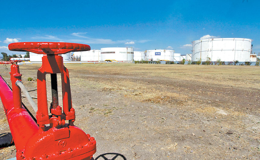 Ante el avance de la conversión de la central de combustibles, los tanques quedarán ociosos. (Claudia Guadarrama/Archivo)