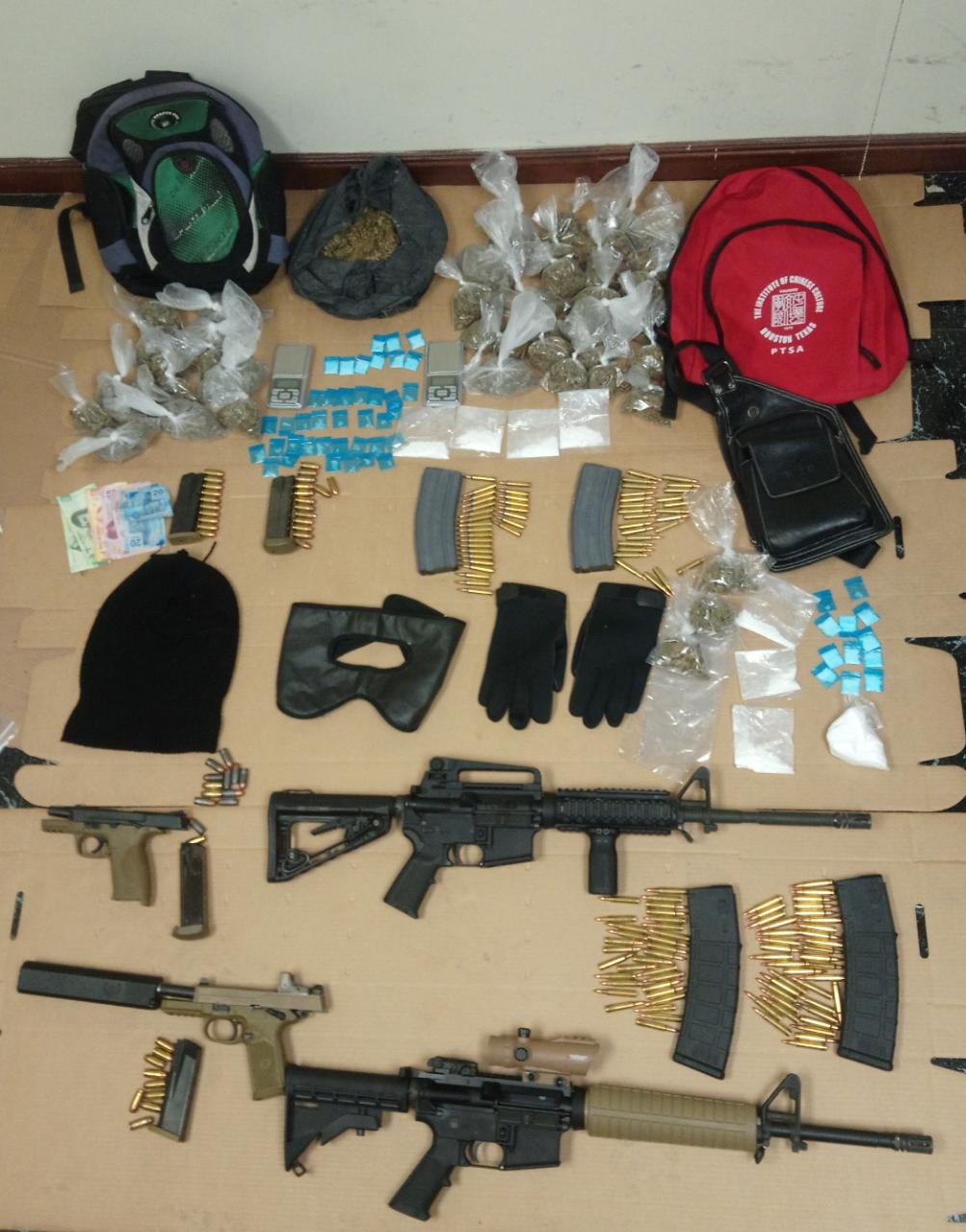 Entre lo confiscado se encontraron dosis de drogas y múltiples armas. (Foto: Especial)