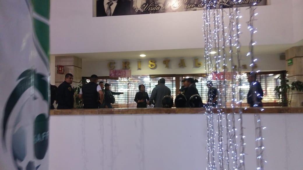 Elementos de la Secretaría de Seguridad Pública capitalina resguardan la zona. (Jorge Becerril)