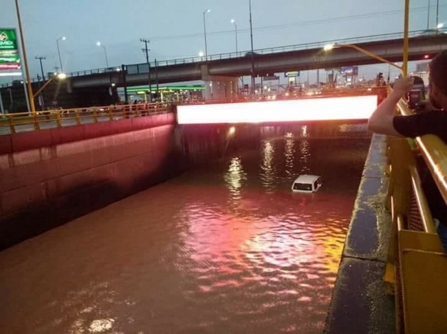 Las fuertes lluvias colapsaron el drenaje de la ciudad. (Notimex)