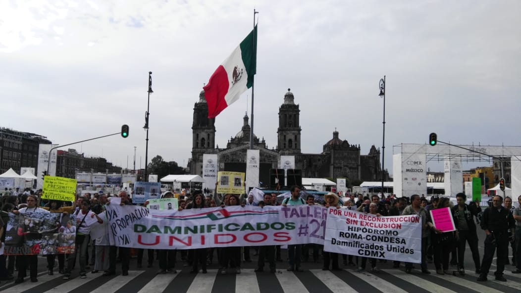 Los damnificados mantienen el bloqueo en la calle 20 de noviembre.