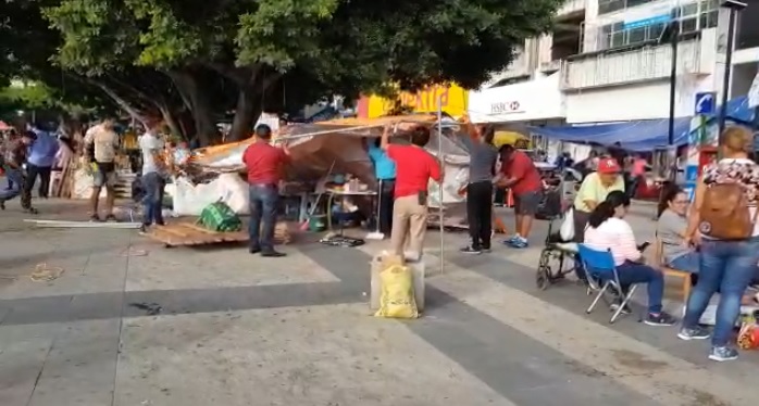 Los maestros se retiran del parque central de Tuxtla Gutiérrez. (Abraham Jiménez)