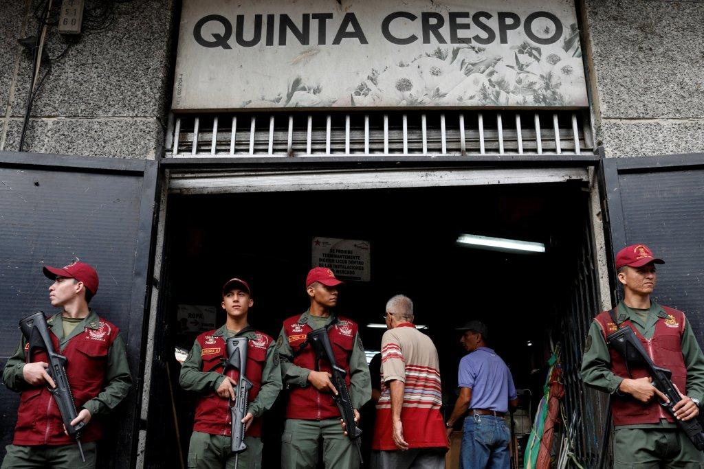 La misma medida se aplicó a los mercados de Coche y Quinta Crespo, de la capital del país, así como Mayorista de Valencia y Mercabar. Reuters