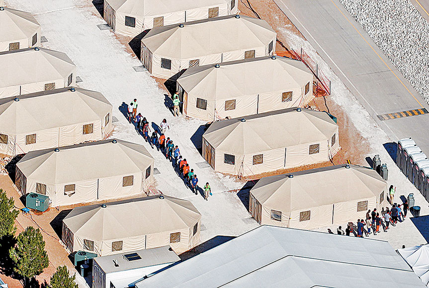 Niños inmigrantes detenidos y alojados en tiendas de campaña en Tornillo, Texas. (Mike Blake/Reuters)