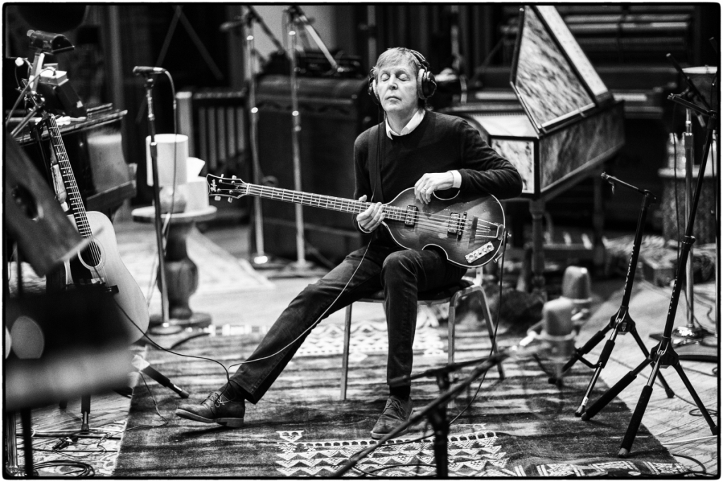 Paul McCartney durante una sesión de grabación en estudio. (paulmccartney.com)
