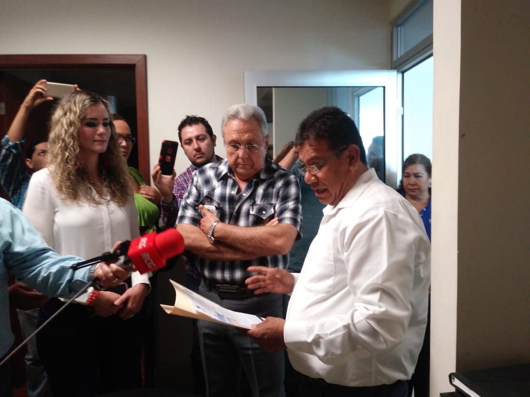 El regidor del PRI, Enrique Sarmiendo llegó a la oficina del Tesorero de Torreón. (Lucero Sánchez)