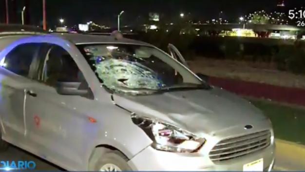 Al salir de un paso deprimido, el taxista no pudo ver al peatón ni reaccionar, por lo que impactó y lo proyectó cerca de 20 metros.