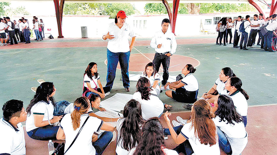 Alejandra Contreras Casso López imparte una plática en una escuela de Veracruz para hablar de lo importante que es cuidar la naturaleza. (Especial)