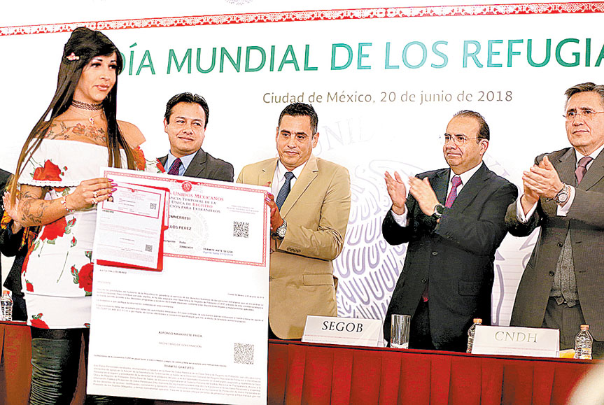 Alfonso Navarrete y Luis Raúl González en la entrega provisional de CURP. (Javier García)