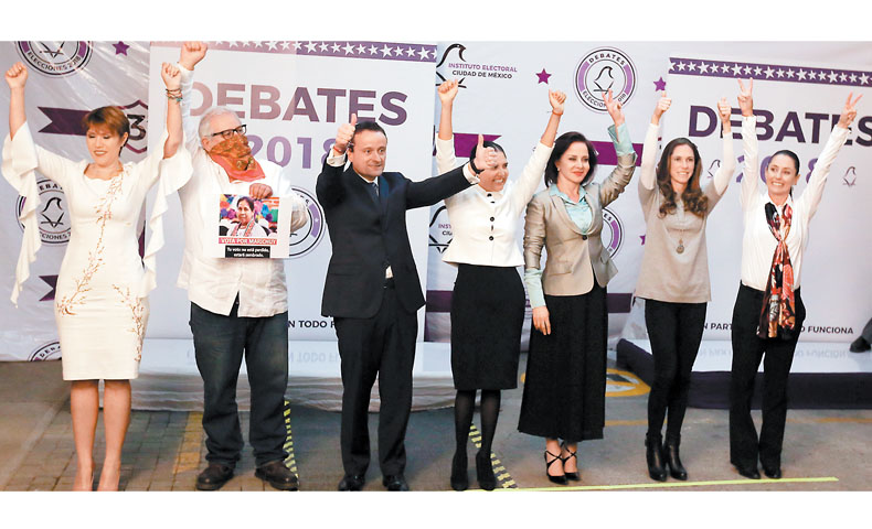 Los aspirantes independiente, del Partido Humanista, PRI, Frente, Nueva Alianza, PVEM y Morena en las instalaciones del Canal Once. (Octavio Hoyos)