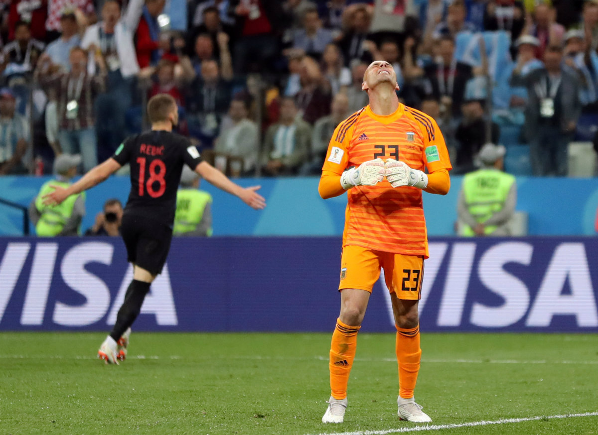 Caballero se lamenta tras el error que terminó en el gol de Croacia (Reuters)