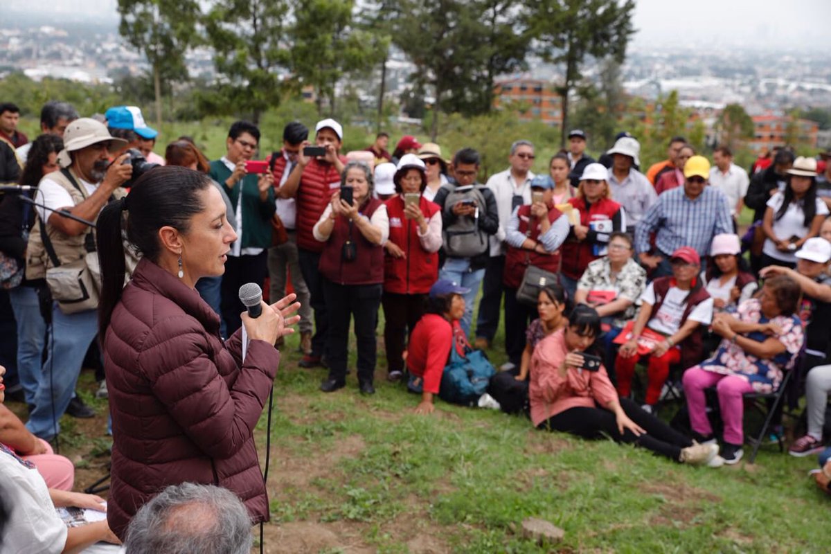 Claudia Sheinbaum en su reunión con habitantes de Iztapalapa. (Twitter: @Claudiashein)