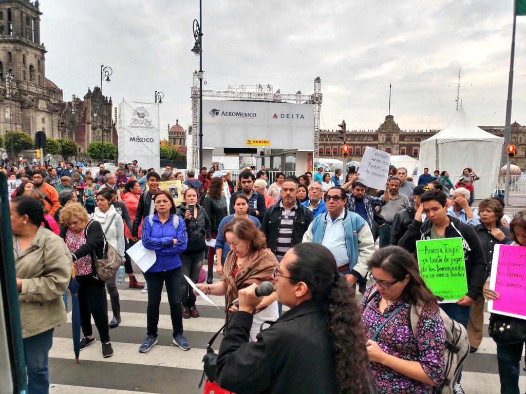 Los damnificados protestaron en el Zócalo capitalino. (Twiutter: @Multi_Tlalpan)