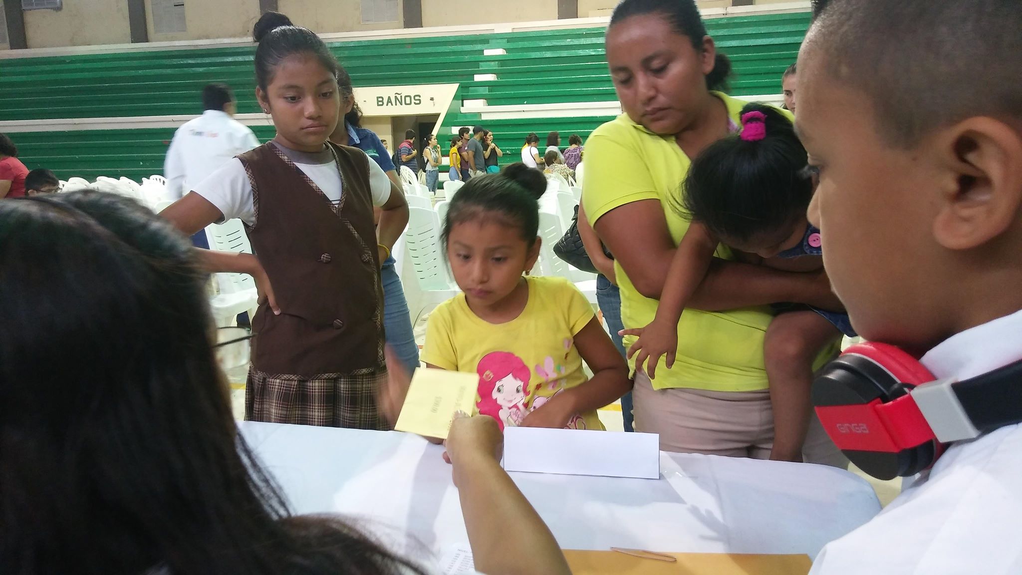 Entrega de becas.(Jesús Alberto García)