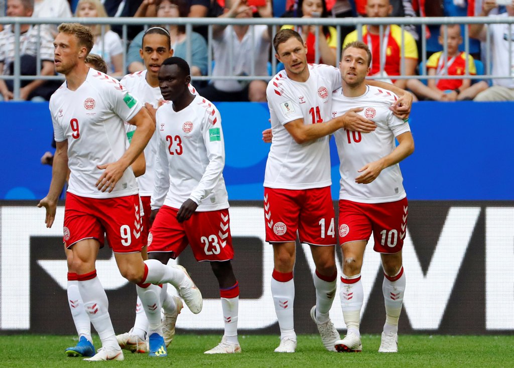 Jugadores de Dinamarca festejando su anotación (Reuters)