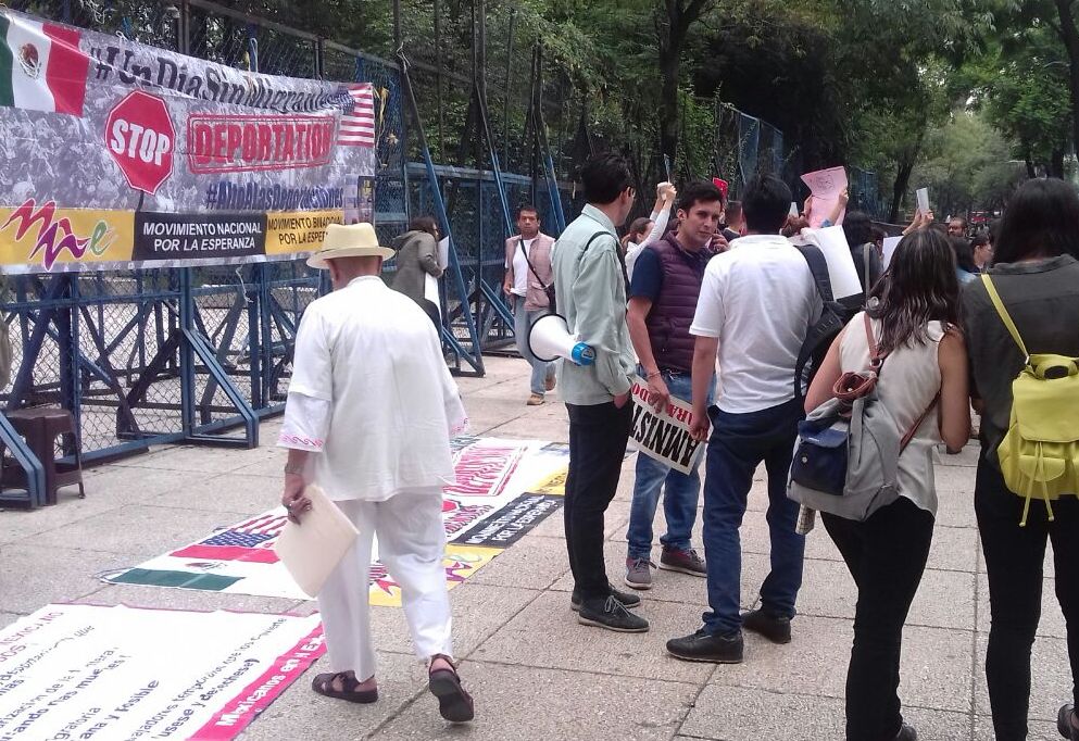 Los manifestantes colocaron una manta frente a la embajada.