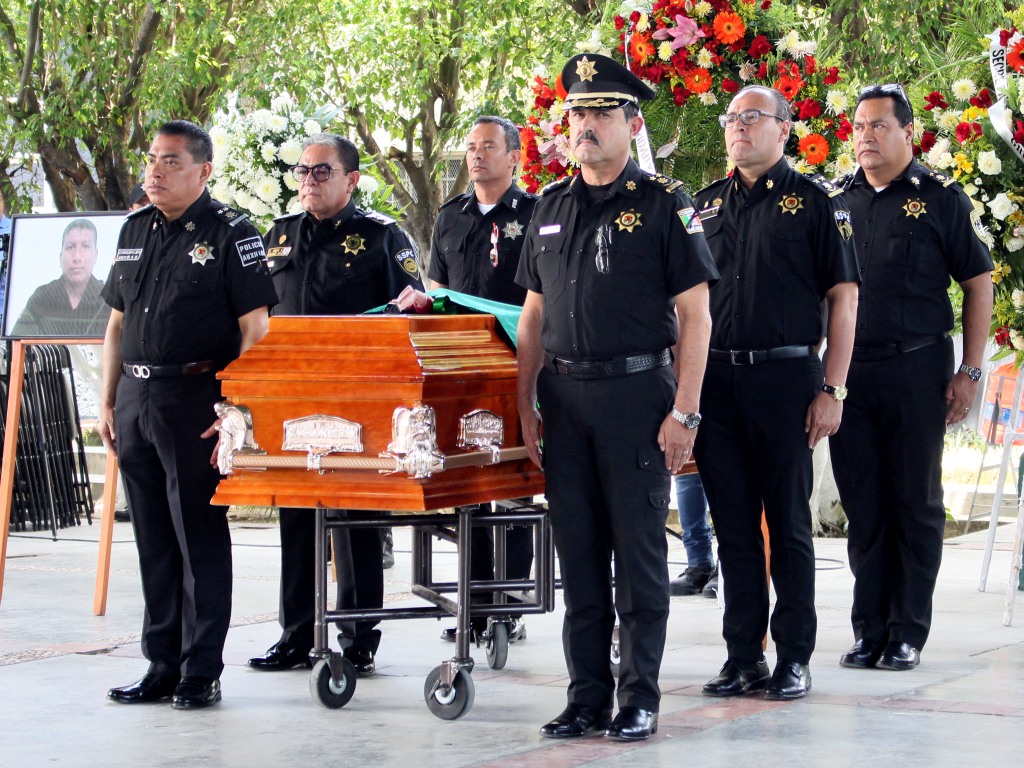 Los policías murieron ayer tras ser embestidos por un tráiler. (Abraham Jiménez)