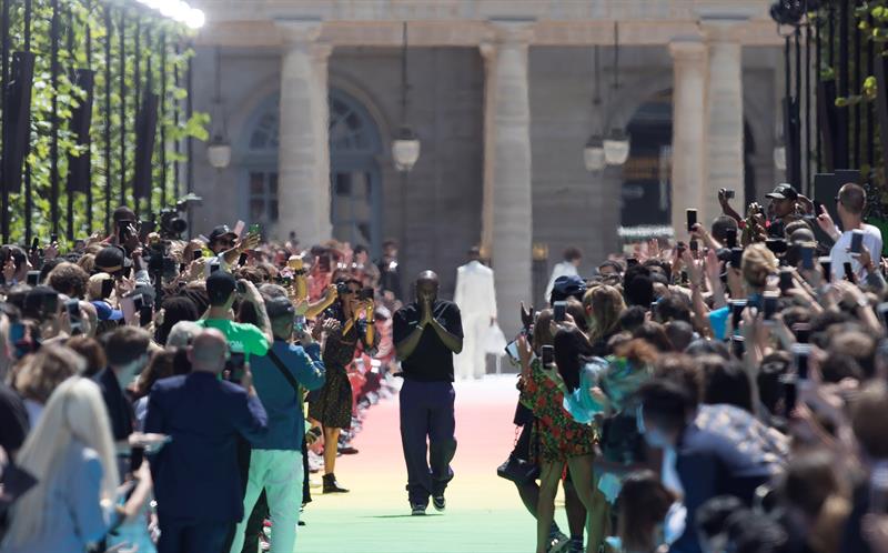 Virgil Abloh presentó su primera colección masculina para Louis Vuitton con un toque sumamente urbano. (EFE)