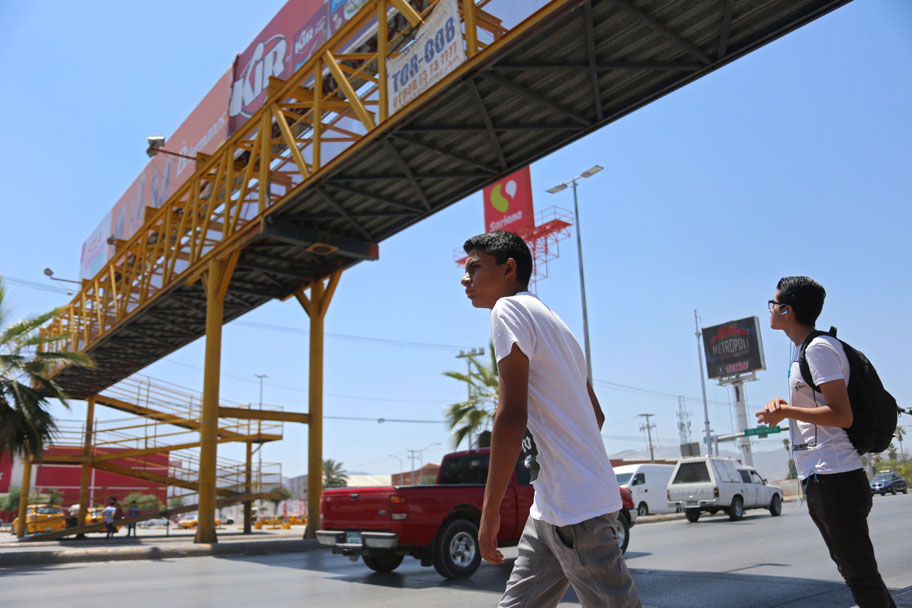 Existe una cantidad importante de puentes peatonales, sin embargo no los utiliza la ciudadanía. (Arturo Salazar)