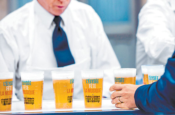 Consumo de cerveza. (Christophe Petit/AFP)