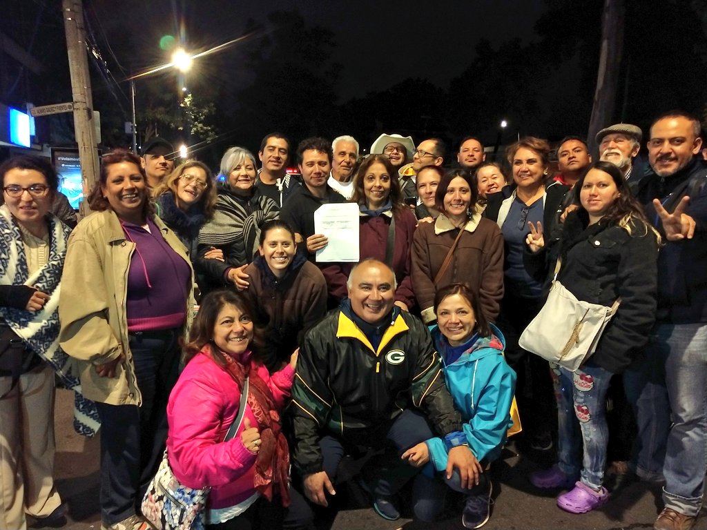 Los damnificados recibieron la declaratoria de compromisos firmada por el gobierno de la Ciudad de México y la Asamblea capitalina. (Tomada de @Multi_