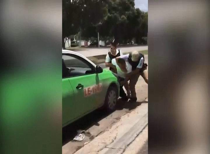 Forcejeo de tránsitos y taxista.