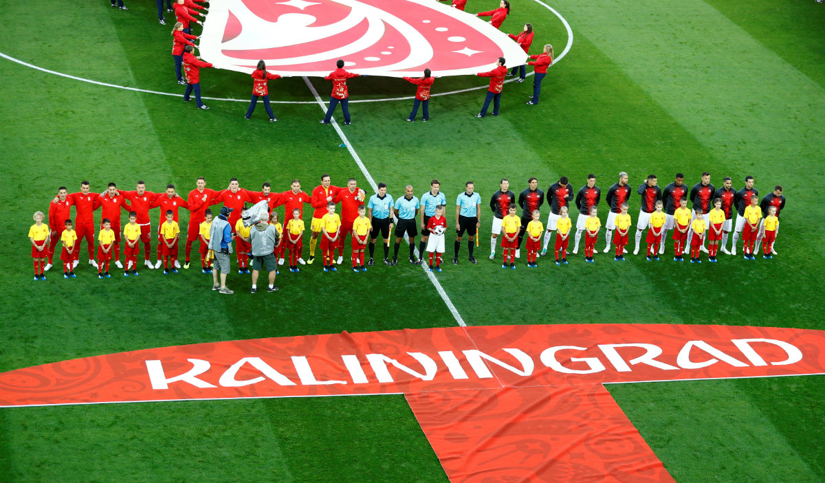Jugadores de Serbia y Suiza previo al encuentro (Reuters)
